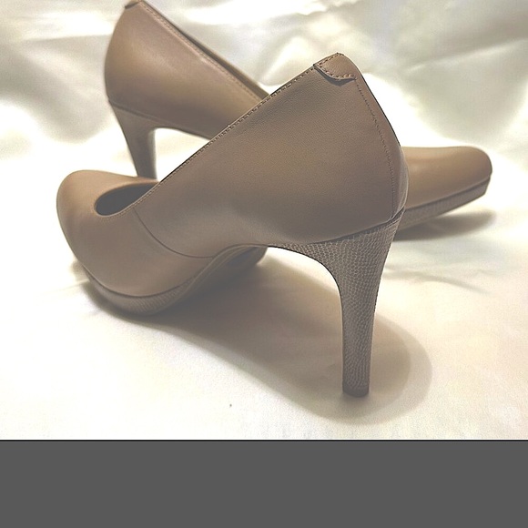 "Me Too" Holly Tan/Beige Leather Pumps with a textured heel and platform. 9.5 4 - Picture 3 of 7